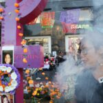 Colectivos colocan ofrenda en honor a víctimas de feminicidios y desaparecidos en México