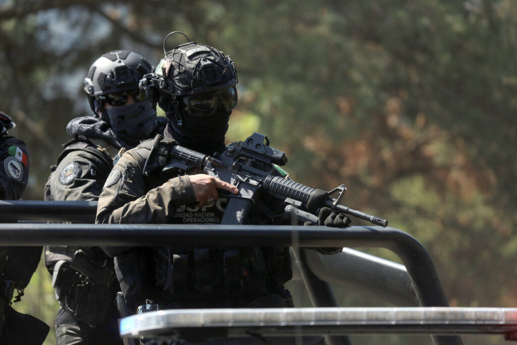 Operativos contra el CJNG dejan dos muertos y bloqueos en Michoacán