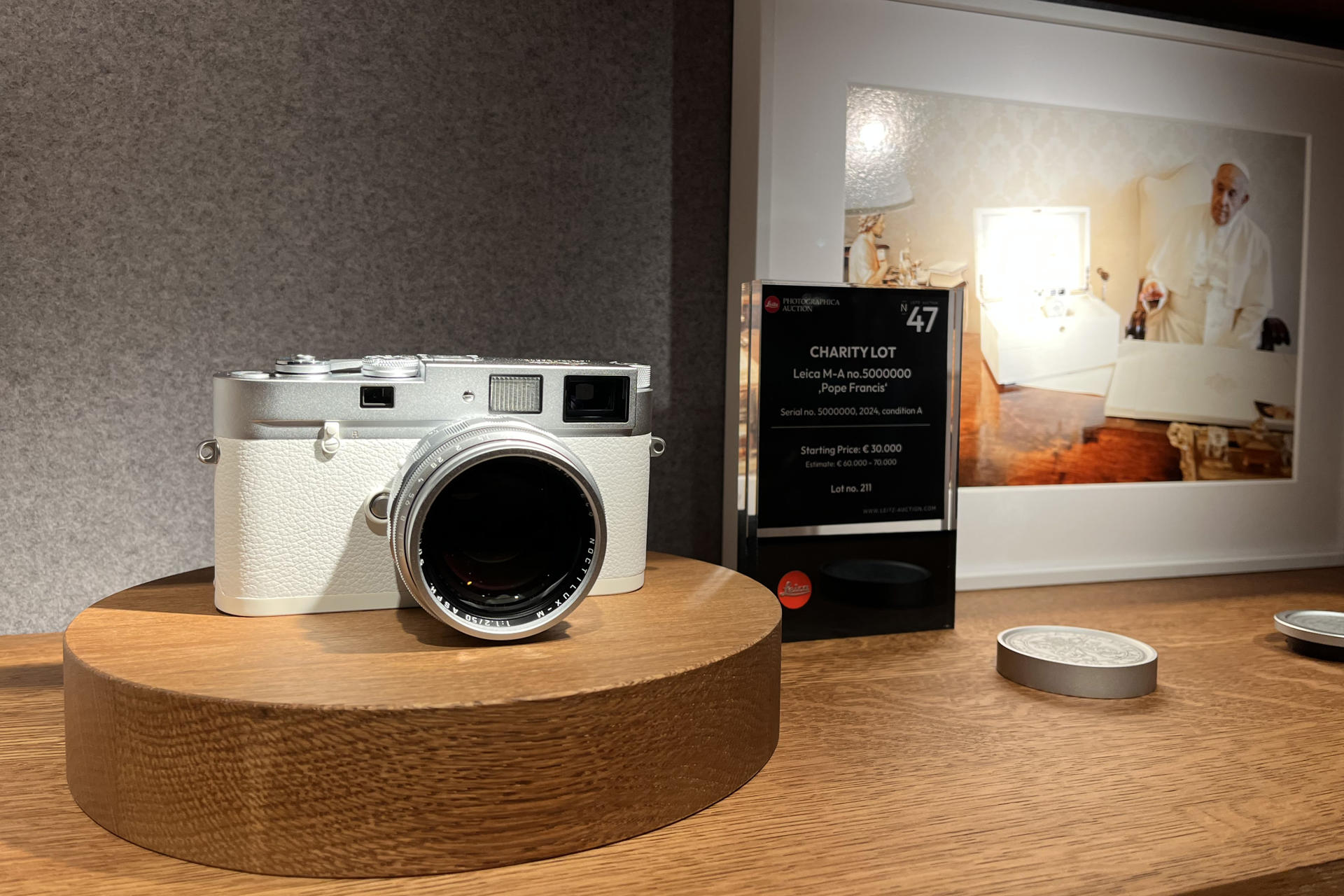 Subastada por 6.5 millones de euros una cámara de fotos Leica del papa Francisco