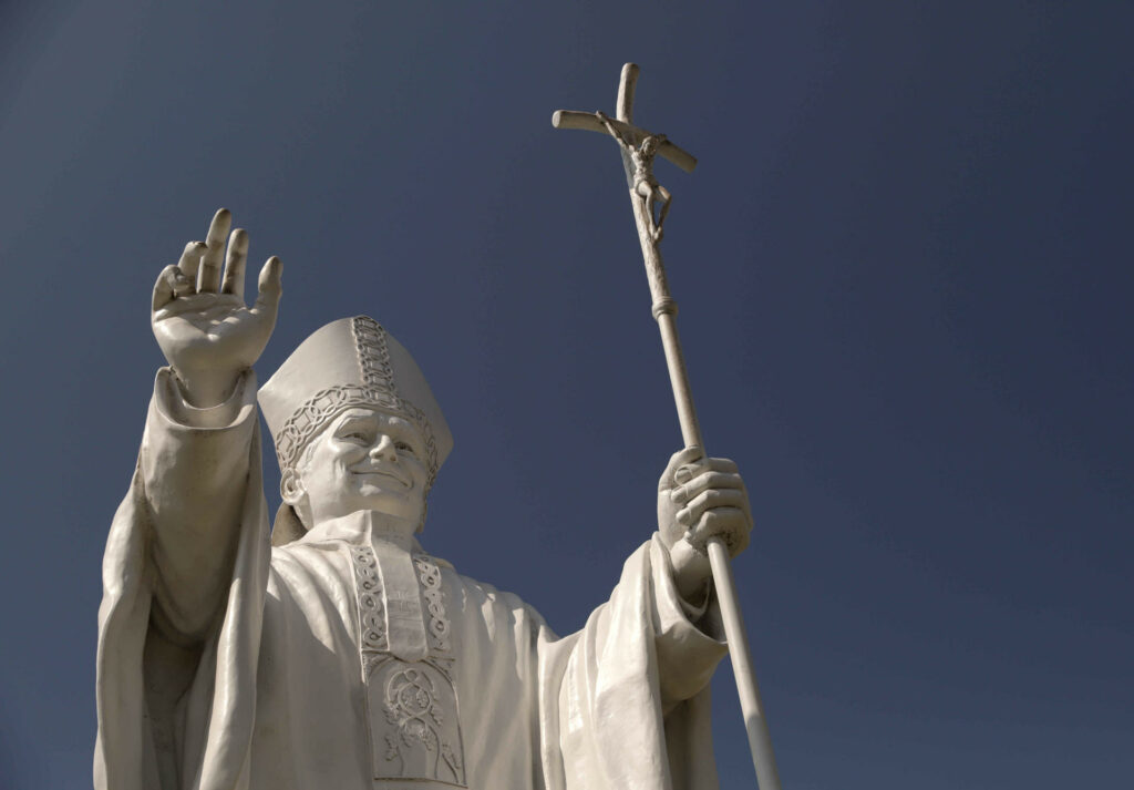 Ciudad peruana de Chiclayo inaugura gran estatua en honor a su exobispo, el papa León XIV