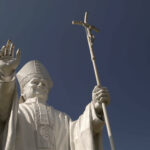 Ciudad peruana de Chiclayo inaugura gran estatua en honor a su exobispo, el papa León XIV