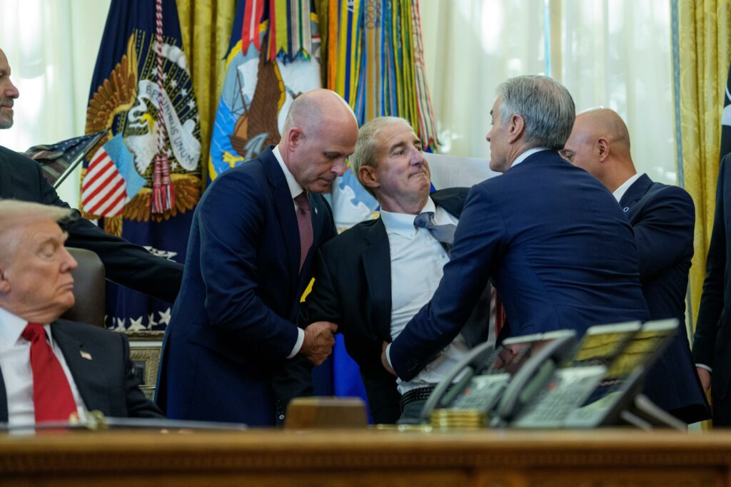 Un hombre se desmaya en el Despacho Oval durante una rueda de prensa de Trump