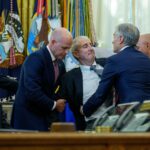 Un hombre se desmaya en el Despacho Oval durante una rueda de prensa de Trump