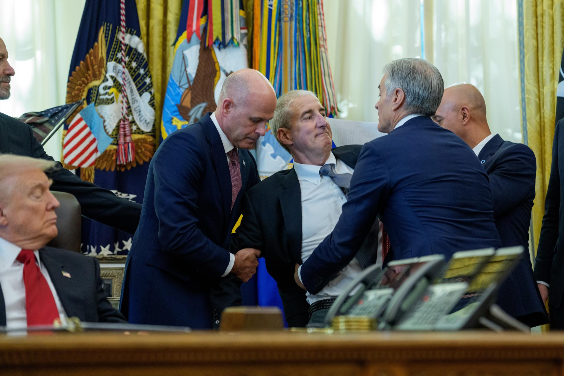 Un hombre se desmaya en el Despacho Oval durante una rueda de prensa de Trump