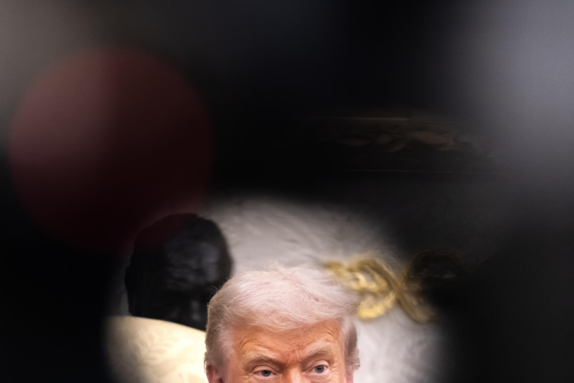 Trump revive su plan para negar la residencia permanente por uso de programas públicos