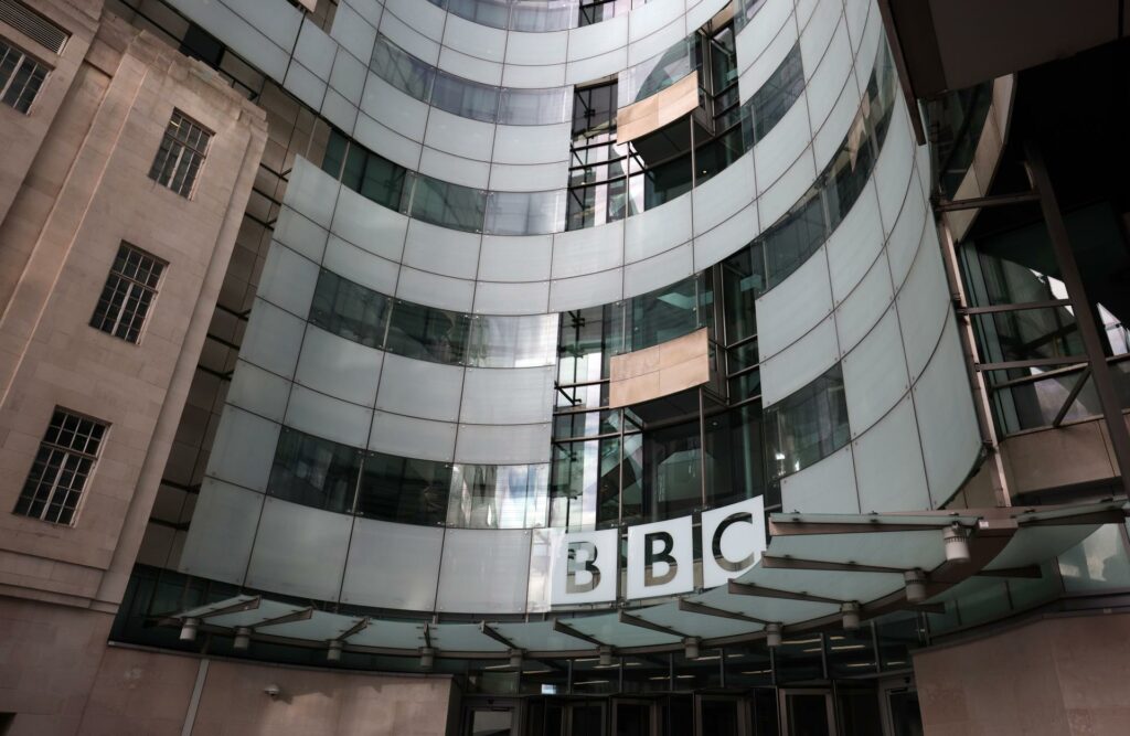 Trump tacha de “corrupta” a la BBC y asegura que está obligado a demandarla por difamación