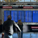 Aeropuertos en EE.UU. reportan retrasos a un día de la reducción del 10 % en actividad aérea