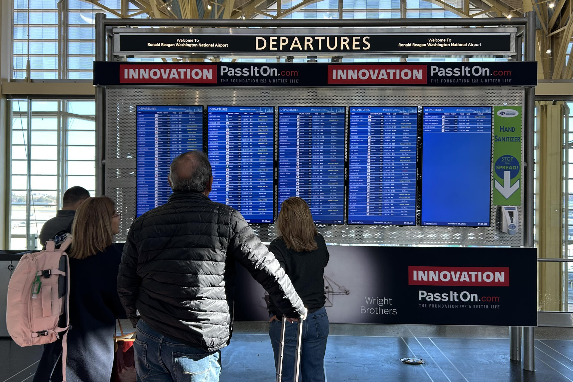 Aeropuertos en EE.UU. reportan retrasos a un día de la reducción del 10 % en actividad aérea