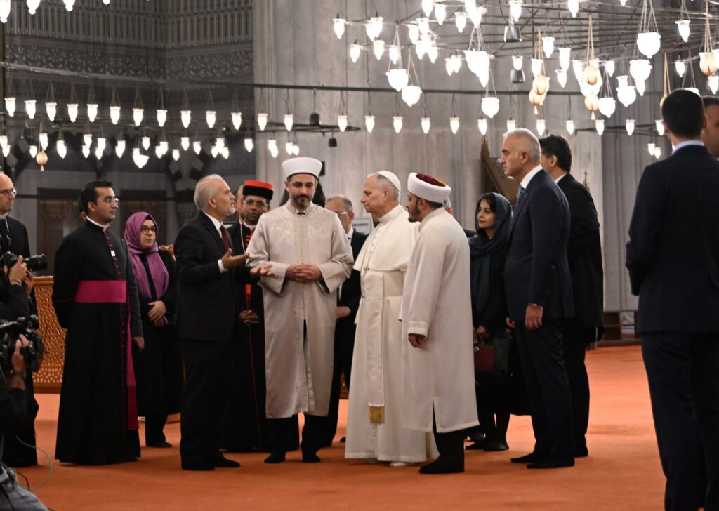 El papa León XIV entró en la Mezquita Azul de Estambul, pero no rezó