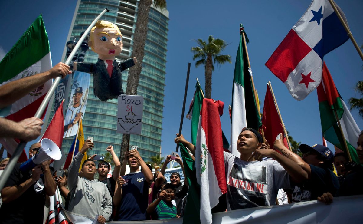 El 80% de latinos desaprueba a Trump y el 71% dice que se ha excedido en deportaciones