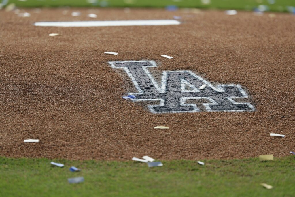 Agentes de migración cercan el estadio de los Dodgers tras el festejo de la Serie Mundial