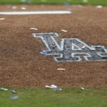 Agentes de migración cercan el estadio de los Dodgers tras el festejo de la Serie Mundial
