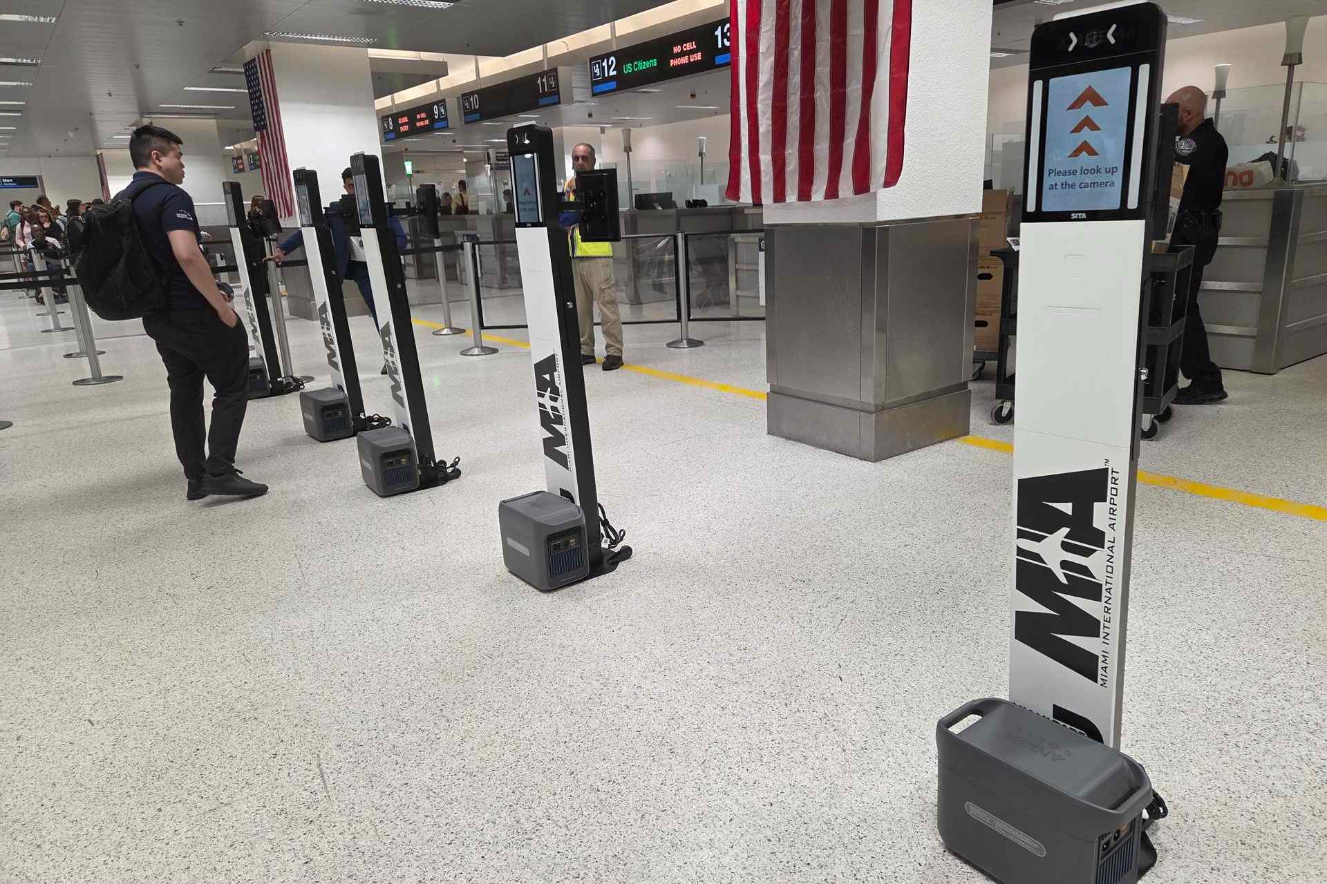 Aeropuerto de Miami, Florida, baja a tres segundos la revisión de pasaporte con tecnología biométrica
