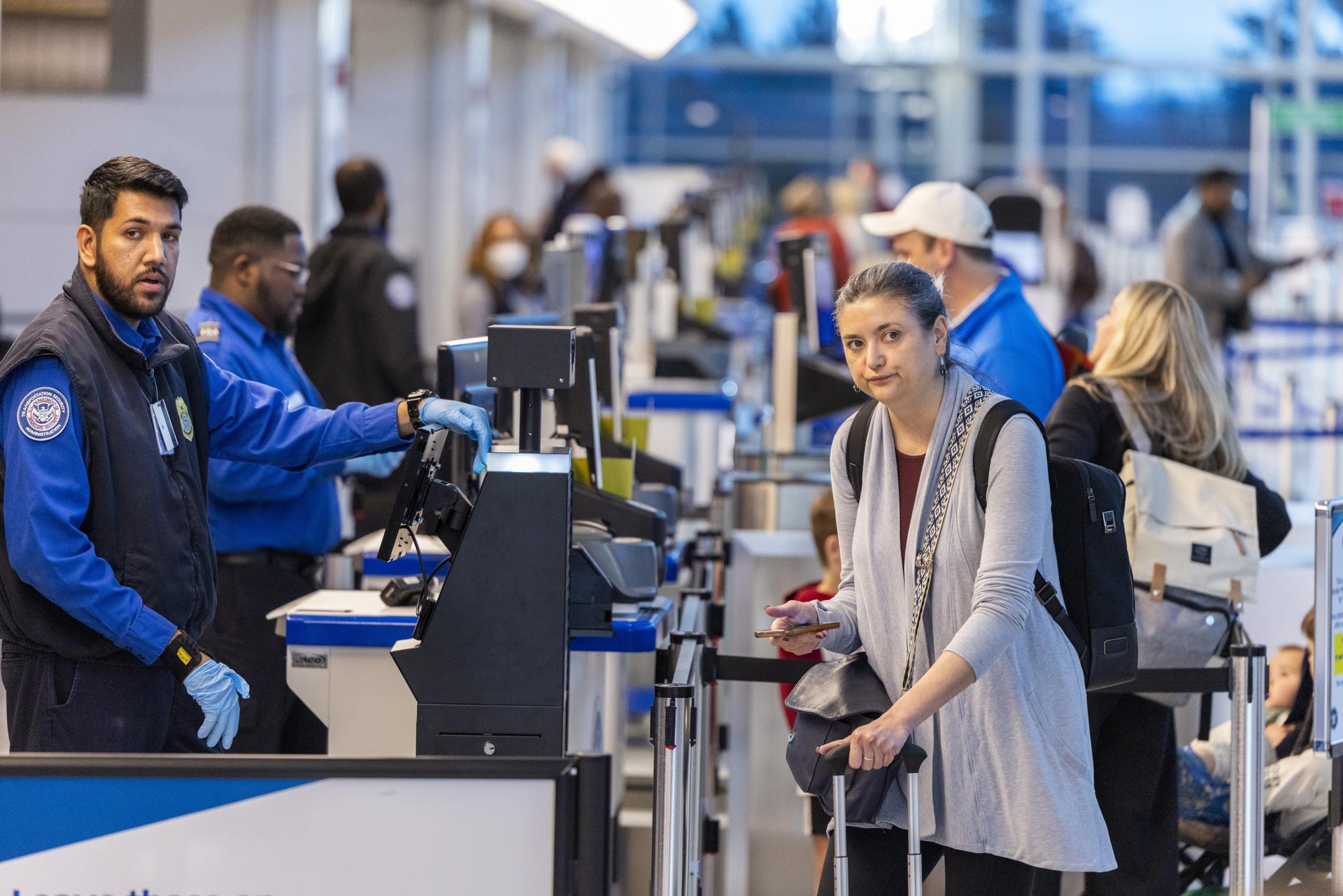 Reducción del tráfico aéreo por el cierre de Gobierno en EE.UU. podría llegar al 20 %