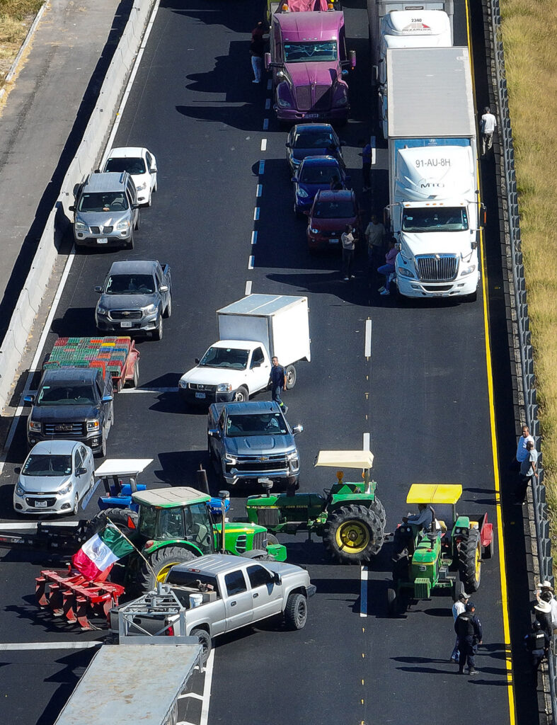 Agricultores de Guanajuato retoman bloqueos tras no llegar a acuerdo - agricultores-de-guanajuato-retoman-bloqueos-tras-no-llegar-a-acuerdo-2-787x1024