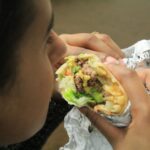 Estudio señala que consumo de alimentos ultraprocesados explicaría aumento de cáncer de colon en jóvenes