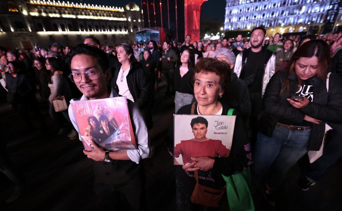 Miles de mexicanos llenan el Zócalo para recordar a Juan Gabriel y su mítico concierto - asistentes-a-la-proyeccion-del-concierto-de-juan-gabriel-en-el-zocalo-cdmx