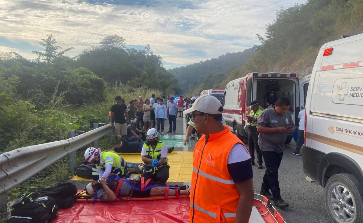 Choque en super carretera a Puerto Escondido deja al menos un muerto - atencion-a-heridos-por-choque-en-super-carretera-a-puerto-escondido