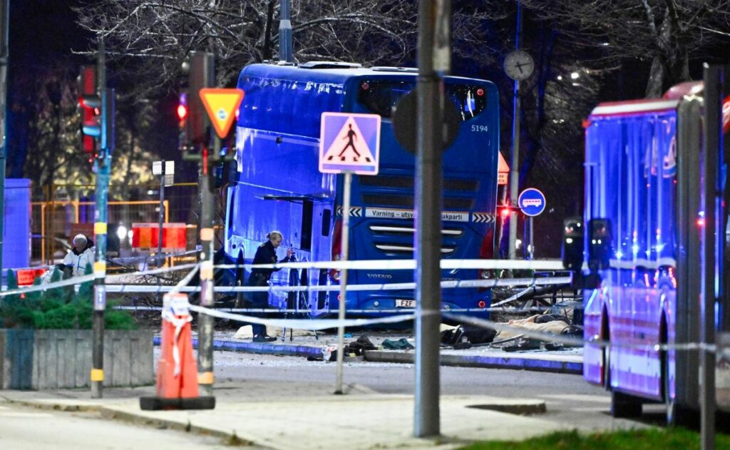 Autobús atropella a varias personas en Estocolmo; hay muertos y heridos
