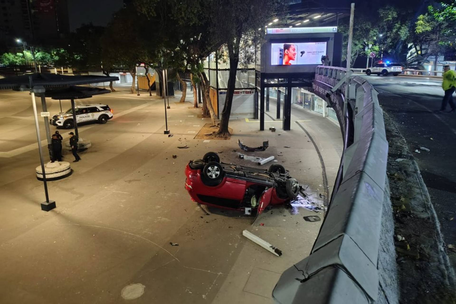 Automóvil vuelca en la Glorieta de los Insurgentes; cae a plaza peatonal