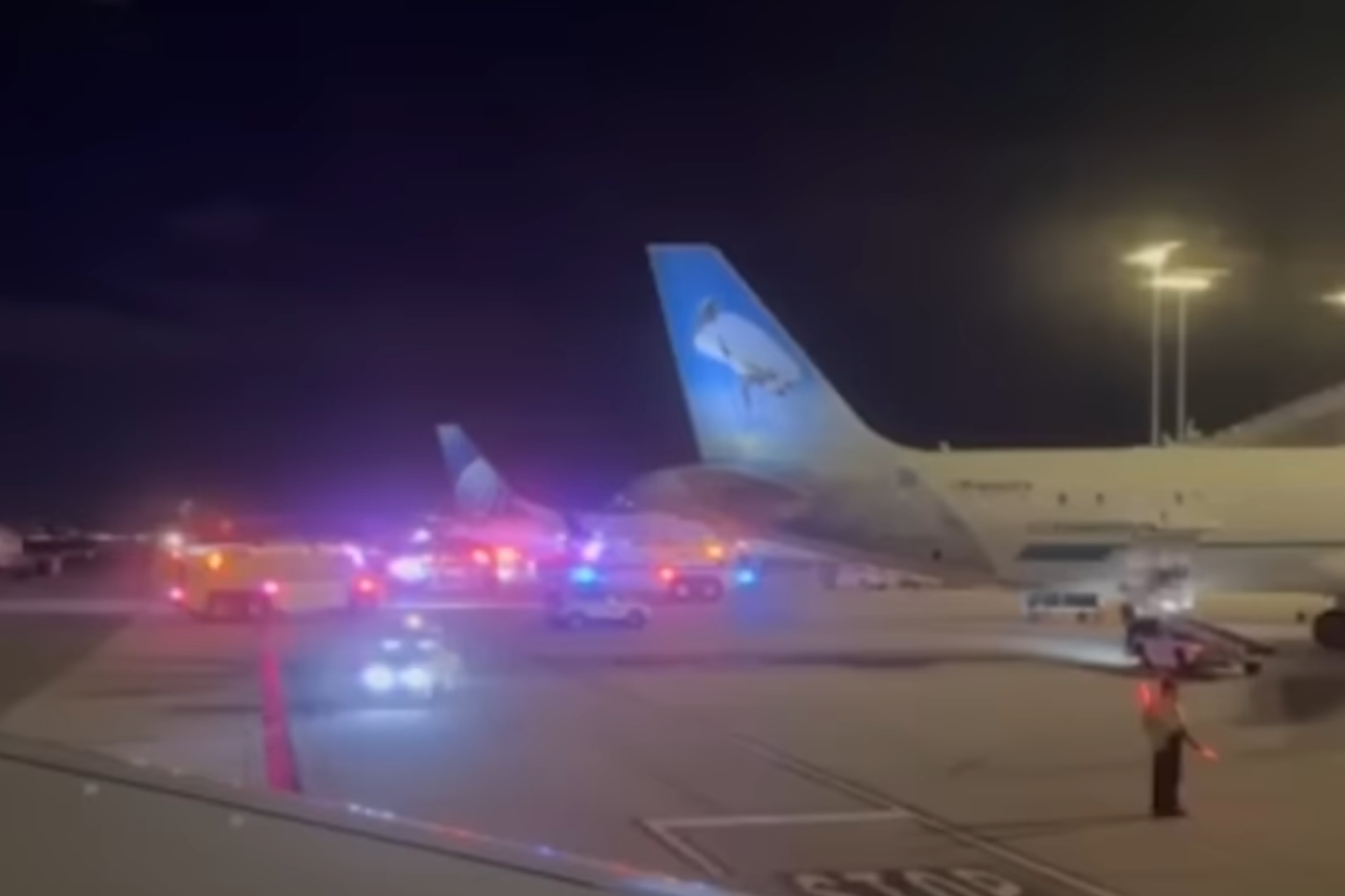 Dos aviones chocan en pista de Nueva York en medio de la escasez de controladores en EE.UU. Dos aviones chocan en pista de Nueva York en medio de la escasez de controladores en EE.UU.