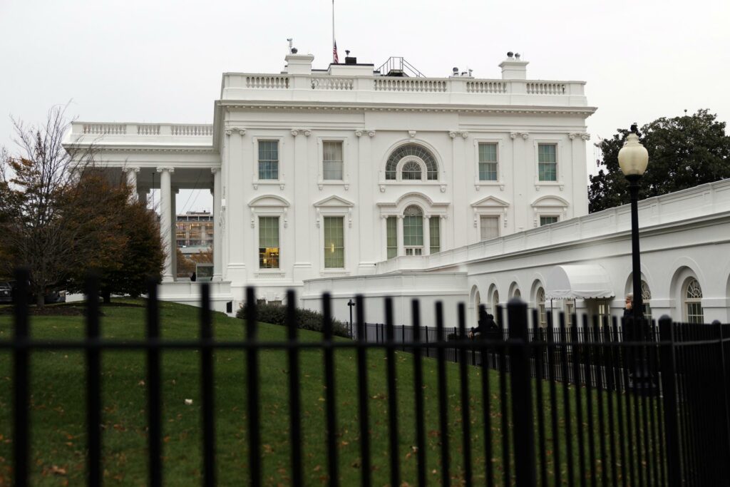 EE.UU. incluye a cubanos y venezolanos en la “revisión rigurosa” de tarjetas de residente