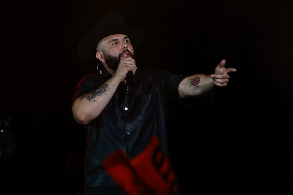 Carín León se solidariza con víctimas de incendio en Hermosillo