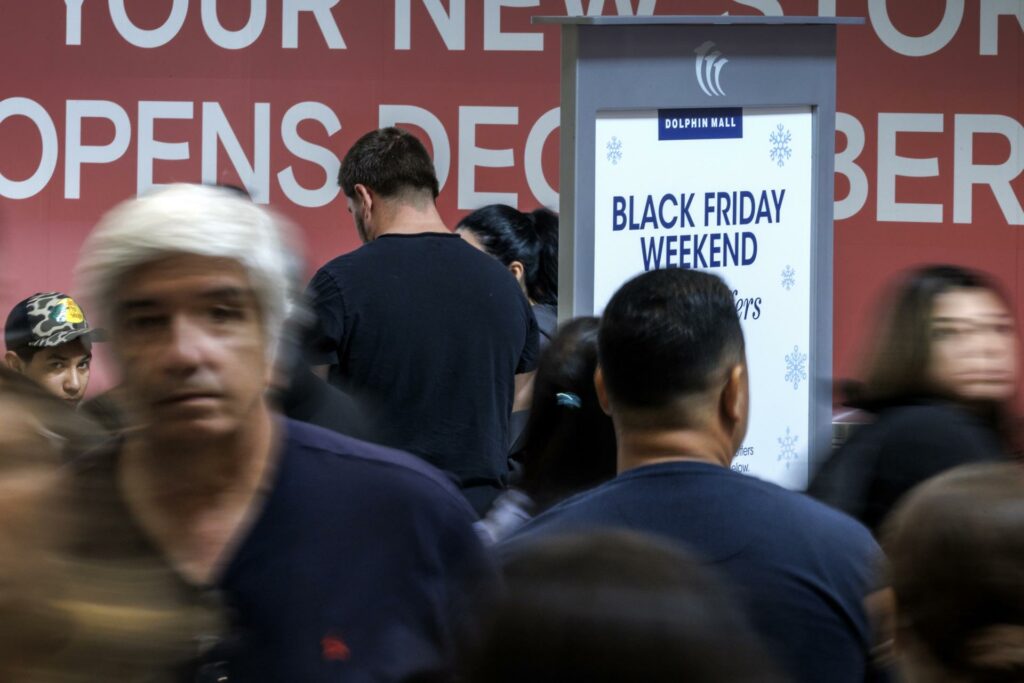 Consumidores de EE.UU. gastan 11 mil 800 mdd en compras en línea durante el Black Friday