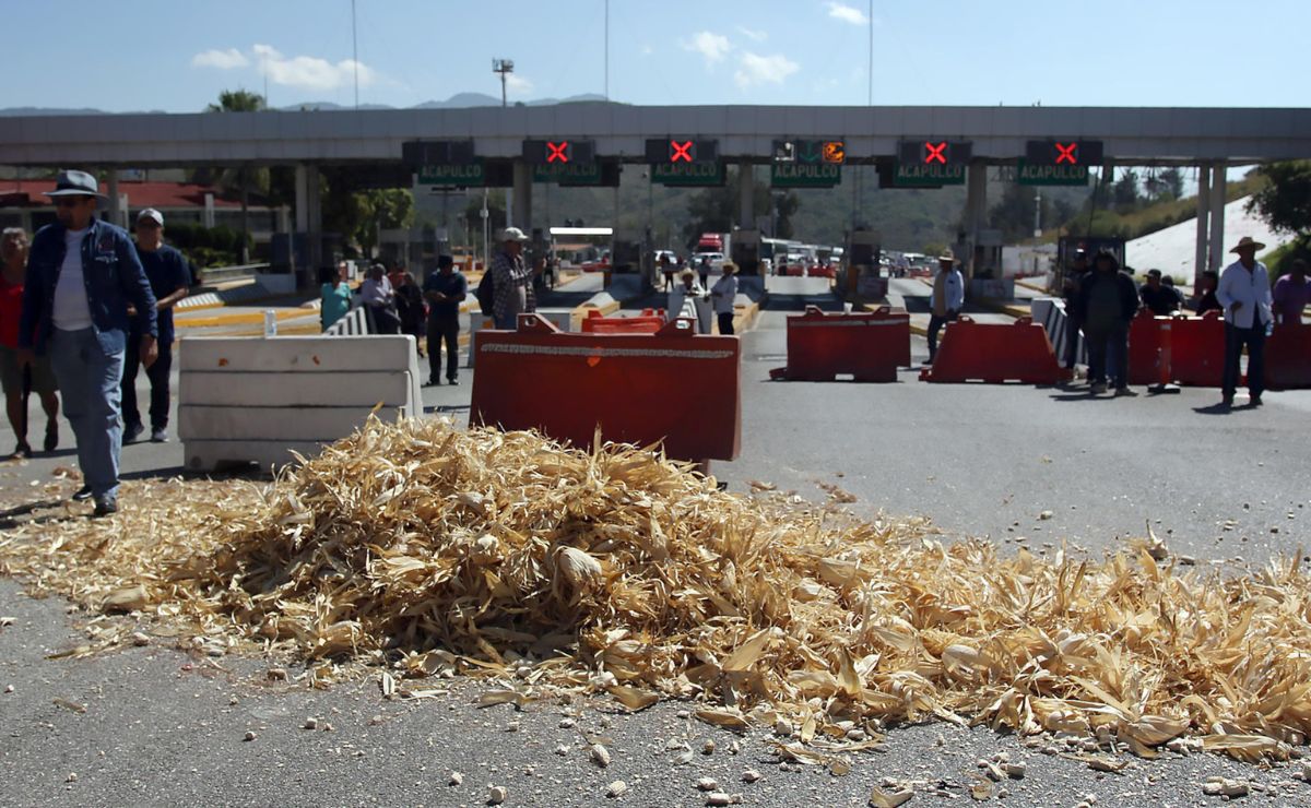 Permanecen bloqueos de agricultores; gente lleva 48 h varada en carreteras y autopistas