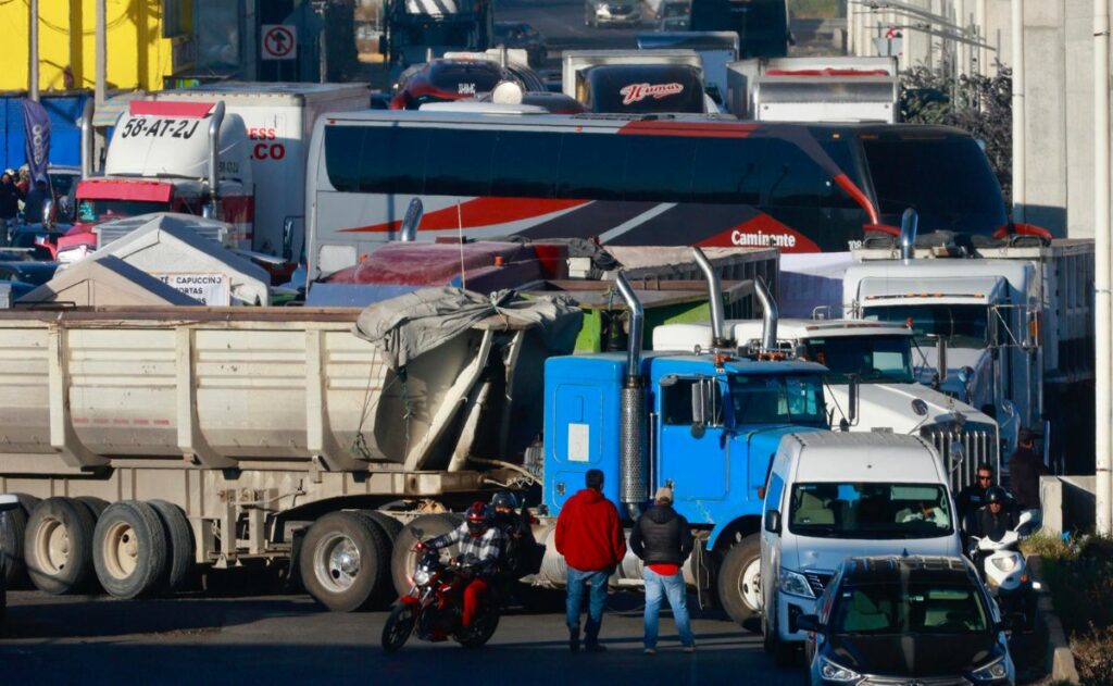 Transportistas y productores alertan a la FIFA de protestas durante el Mundial - bloqueo-de-transportistas-en-cdmx-1024x631