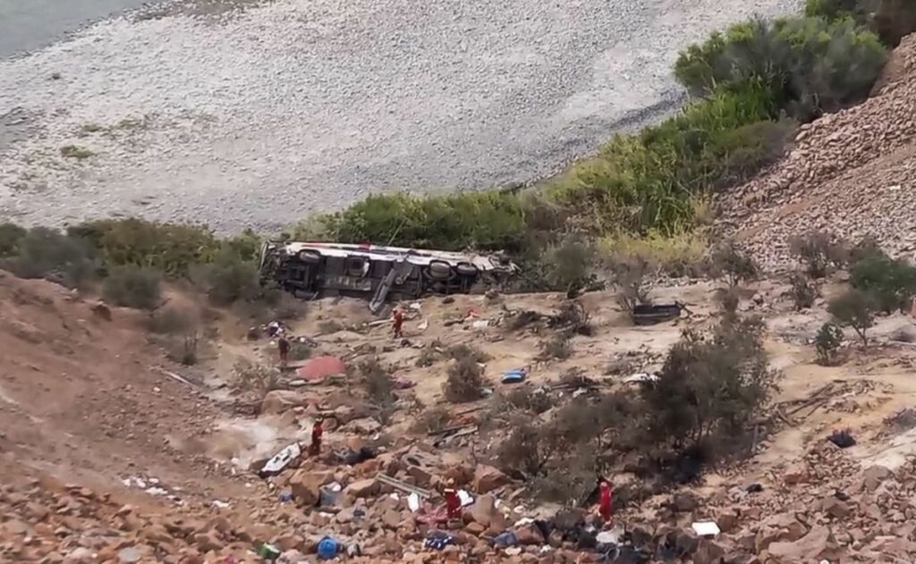 Video: Mueren 37 personas tras caer autobús al abismo en Perú
