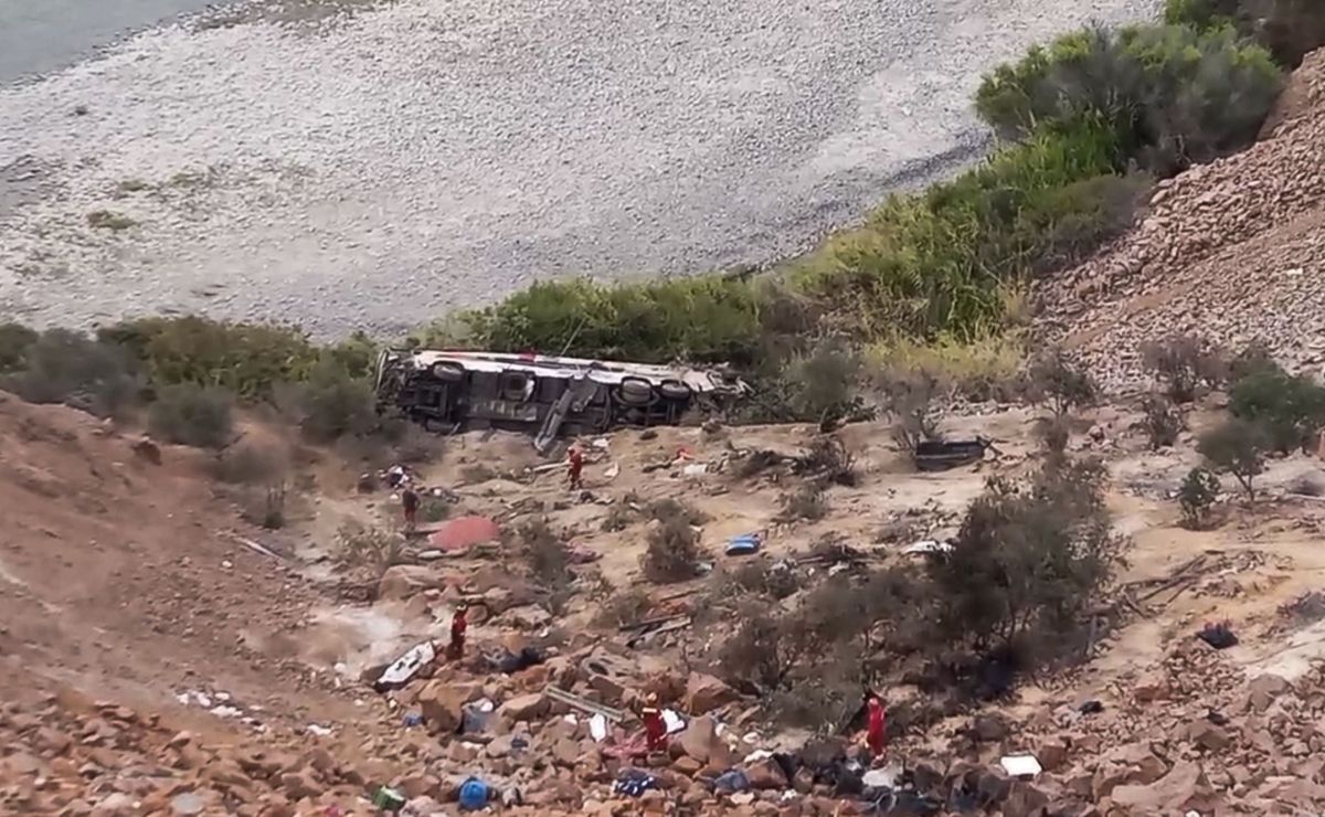 Video: Mueren 37 personas tras caer autobús al abismo en Perú
