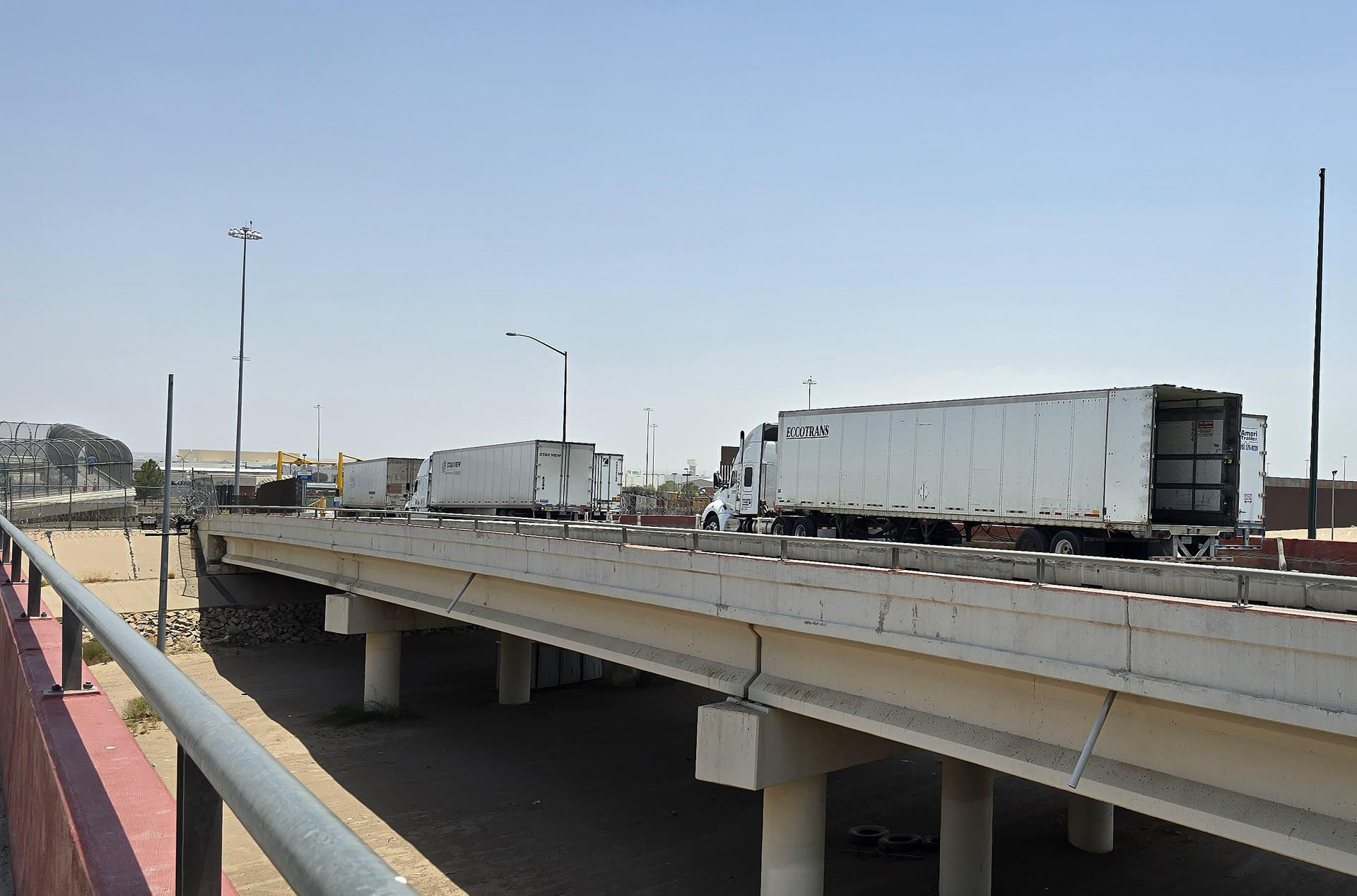 Entran en vigor en EE.UU. aranceles del 25% para camiones, medida que afecta a México