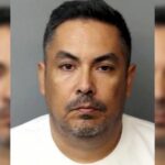 Captan a agente migratorio fuera de servicio apuntando un arma a un menor