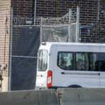 Juez de EE.UU. ordena liberar a cientos de detenidos en redadas migratorias de Chicago