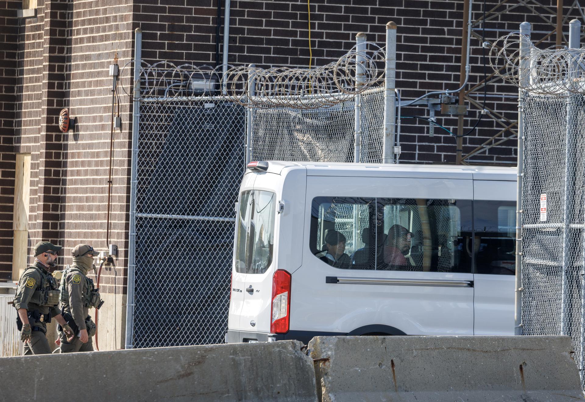 Juez de EE.UU. ordena liberar a cientos de detenidos en redadas migratorias de Chicago