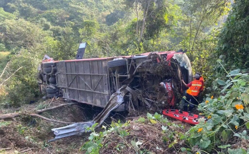 Choque en super carretera a Puerto Escondido deja al menos un muerto