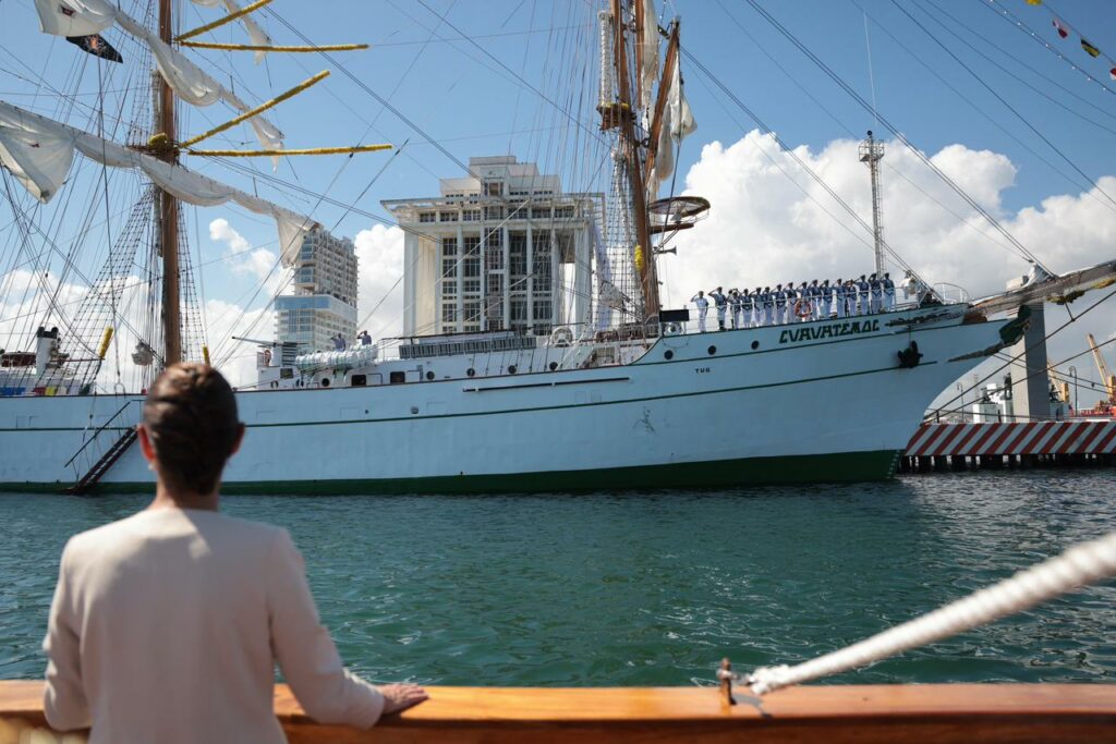 Claudia Sheinbaum aborda por primera vez el Buque Escuela Cuauhtémoc - claudia-sheinbaum-aborda-por-primera-vez-el-buque-escuela-cuauhtemoc-3-1024x683
