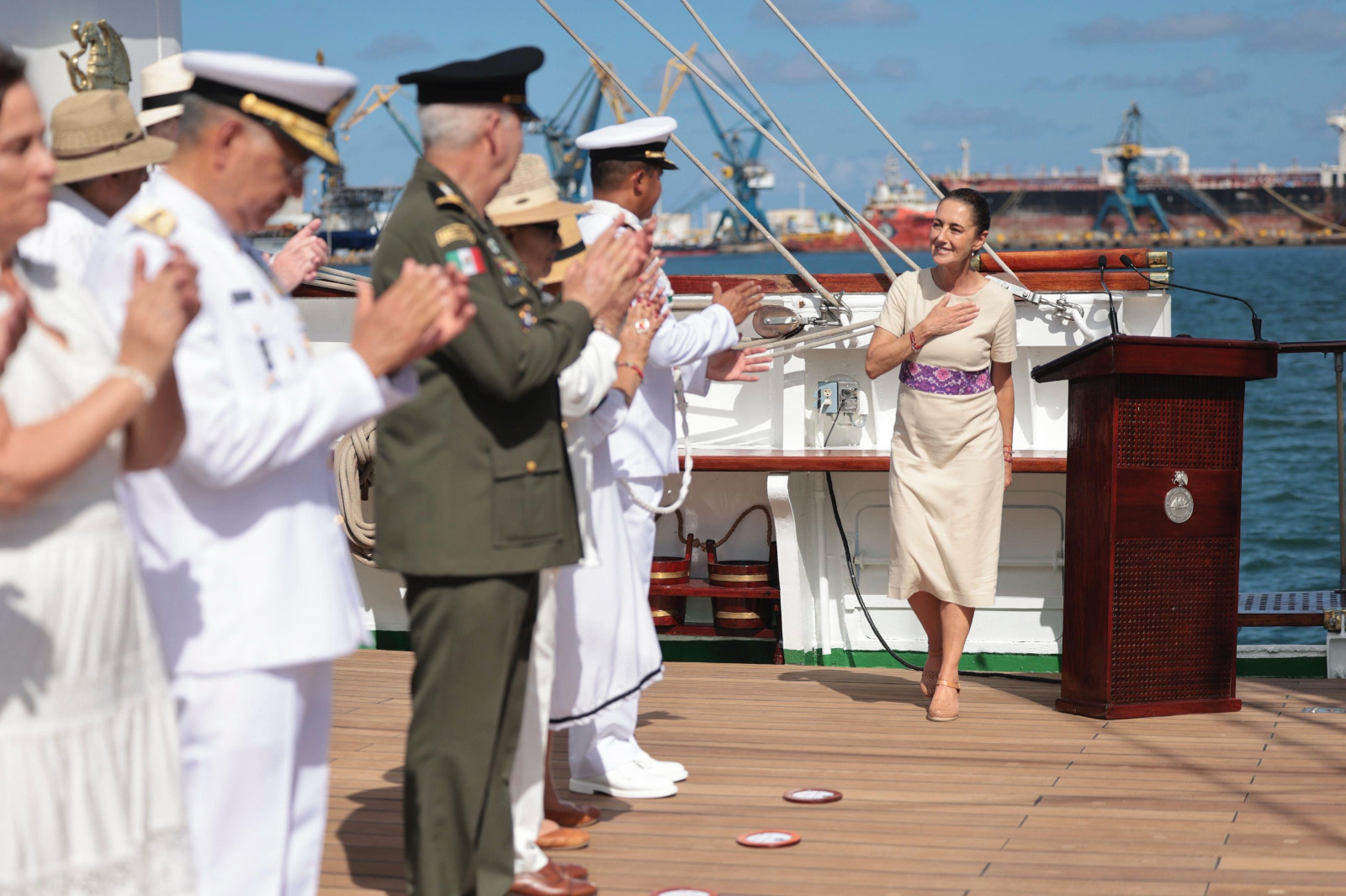 Claudia Sheinbaum aborda por primera vez el Buque Escuela Cuauhtémoc