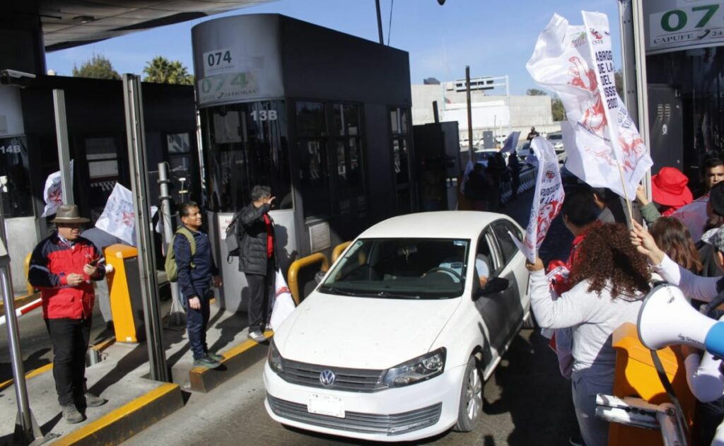 “Es nuestro regalo del Buen Fin”: CNTE da paso libre en 8 casetas