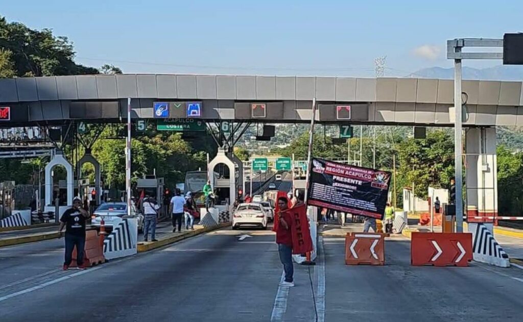 Maestros de la CNTE bloquean carreteras y autopistas en varios estados