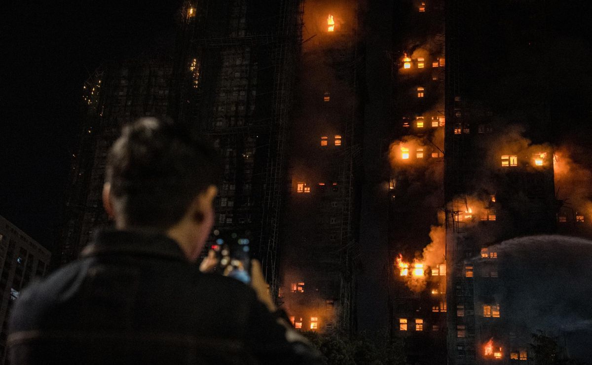 Suman 36 muertos por incendio en complejo residencial de Hong Kong