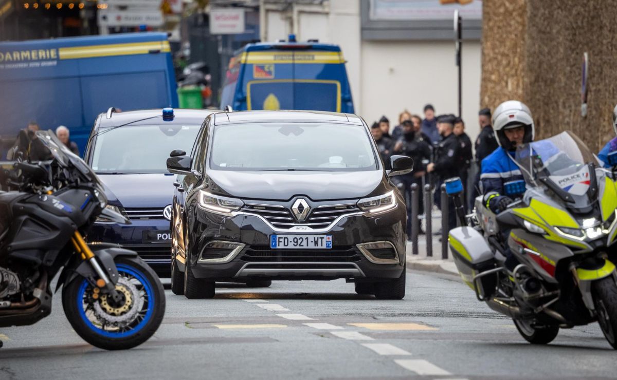 Sarkozy sale en libertad condicional tras pasar 20 días en la cárcel - convoy-de-la-salida-de-nicolas-sarkozy-de-la-carcel-de-la-sante
