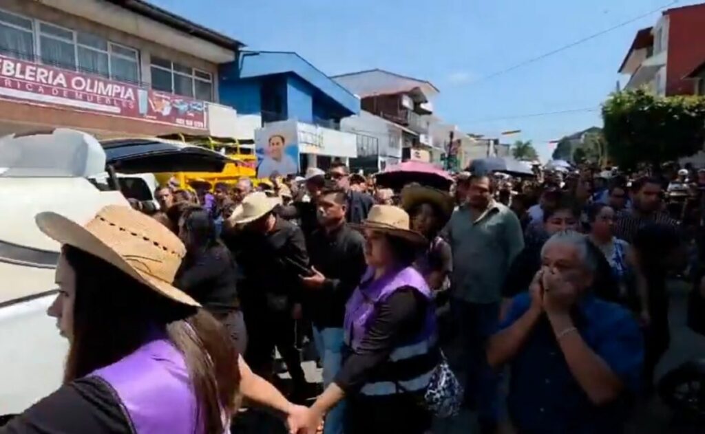 Dan último adiós a Carlos Manzo; su caballo encabeza cortejo fúnebre