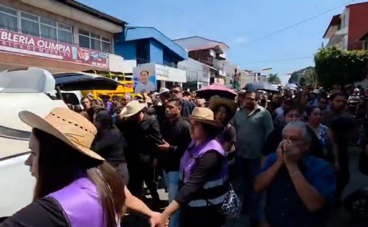 Dan último adiós a Carlos Manzo; su caballo encabeza cortejo fúnebre