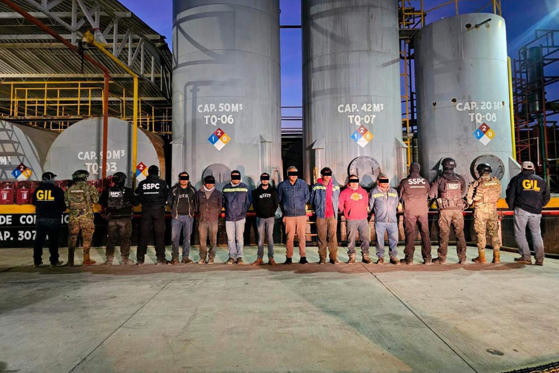 Detienen a 8 personas y aseguran 250 mil litros de combustible en Veracruz Detienen a 8 personas y aseguran 250 mil litros de combustible en Veracruz