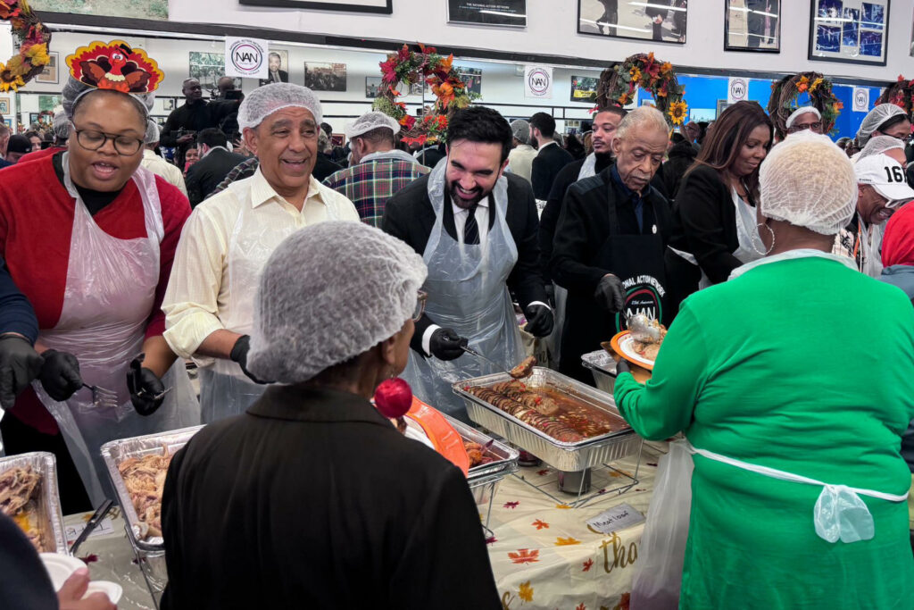 Zohran Mamdani reparte comida en Nueva York durante el Día de Acción de Gracias