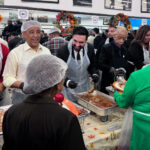 Zohran Mamdani reparte comida en Nueva York durante el Día de Acción de Gracias