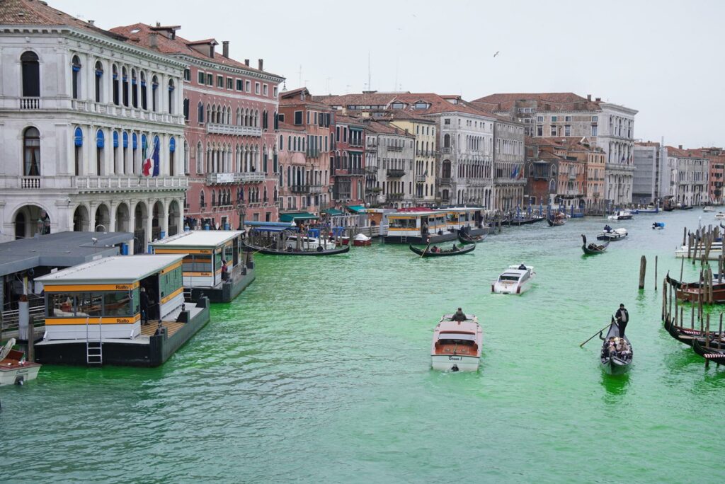 Ecologistas tiñen de verde el Gran Canal de Venecia en protesta contra el cambio climático - ecologistas-tinen-verde-gran-canal-venecia-2-1024x684
