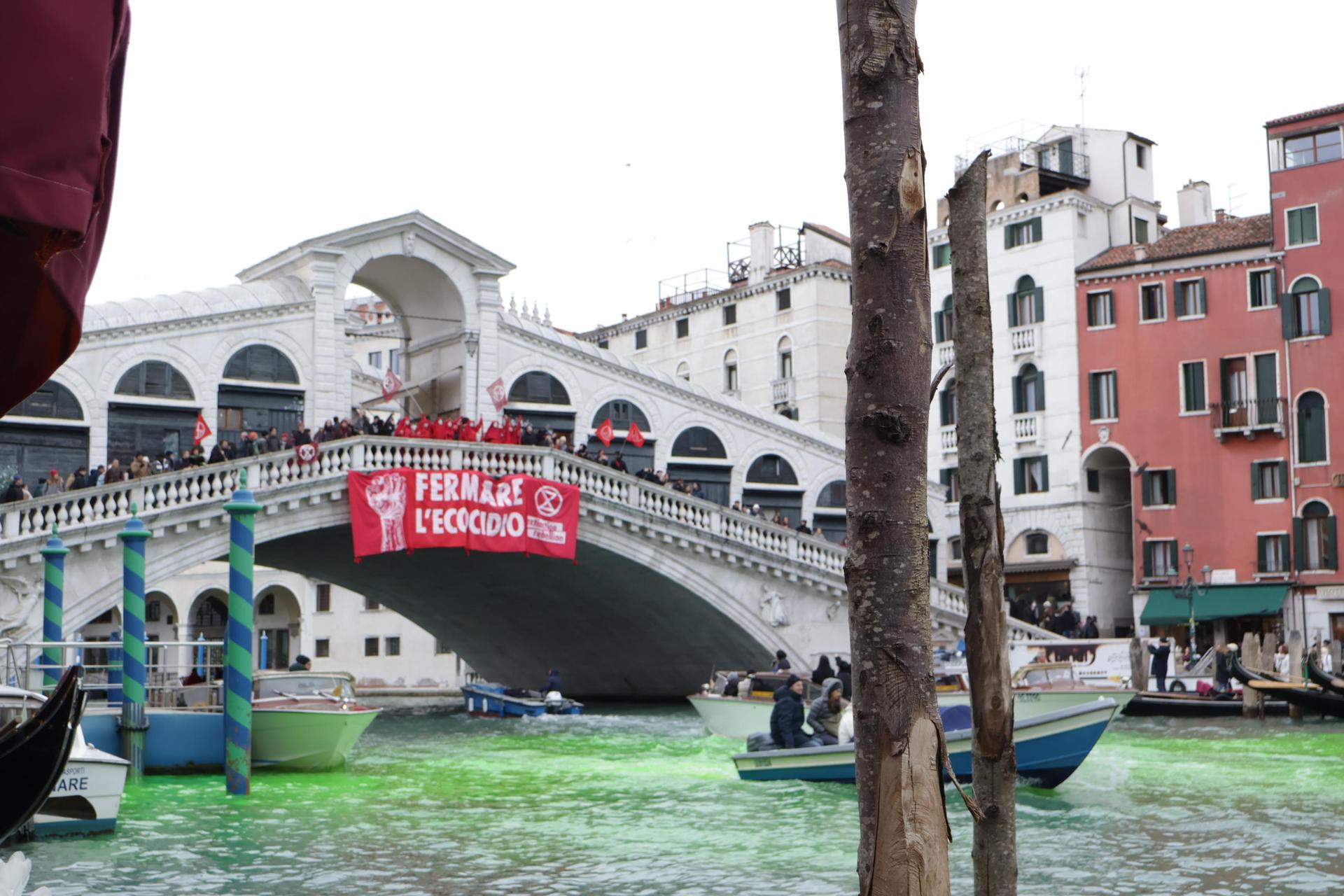 Ecologistas tiñen de verde el Gran Canal de Venecia en protesta contra el cambio climático Ecologistas tiñen de verde el Gran Canal de Venecia en protesta contra el cambio climático